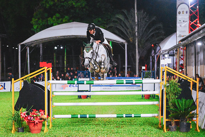 Jovem talento Rafael Bosquirolli Tigre vence série principal 66º Festival Hípico Noturno em Porto Alegre