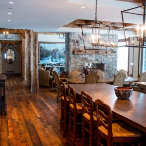 Como deixar sua casa western mais acolhedora usando madeira reaproveitada