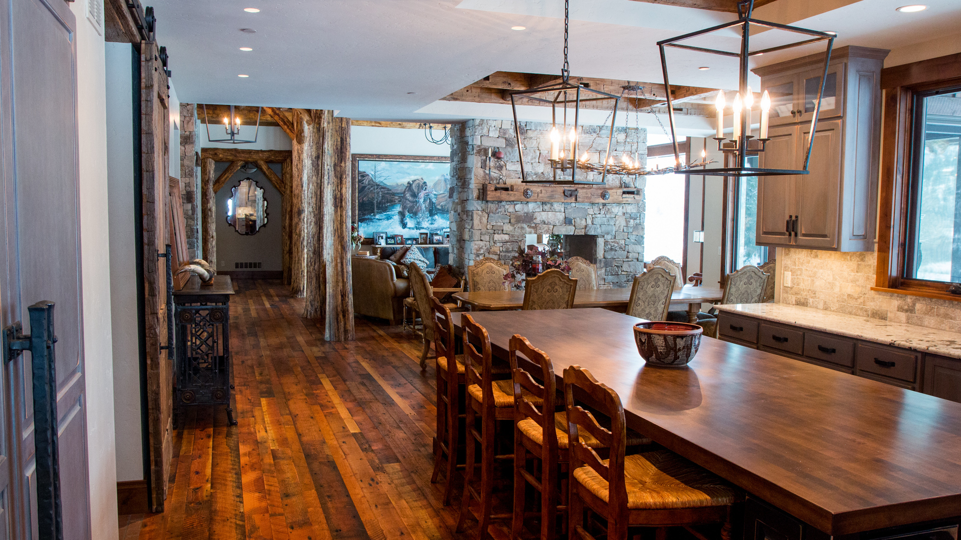 Como deixar sua casa western mais acolhedora usando madeira reaproveitada