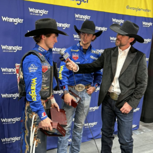 ‘Cavaleiro das Américas’ atua como apresentador do Wrangler Western durante a NFR 2025