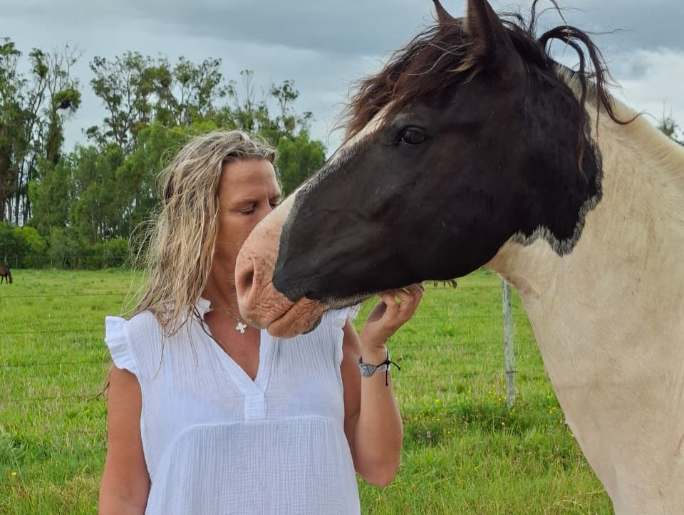 A relação de Mariana Becker com os cavalos é profunda e terapêutica