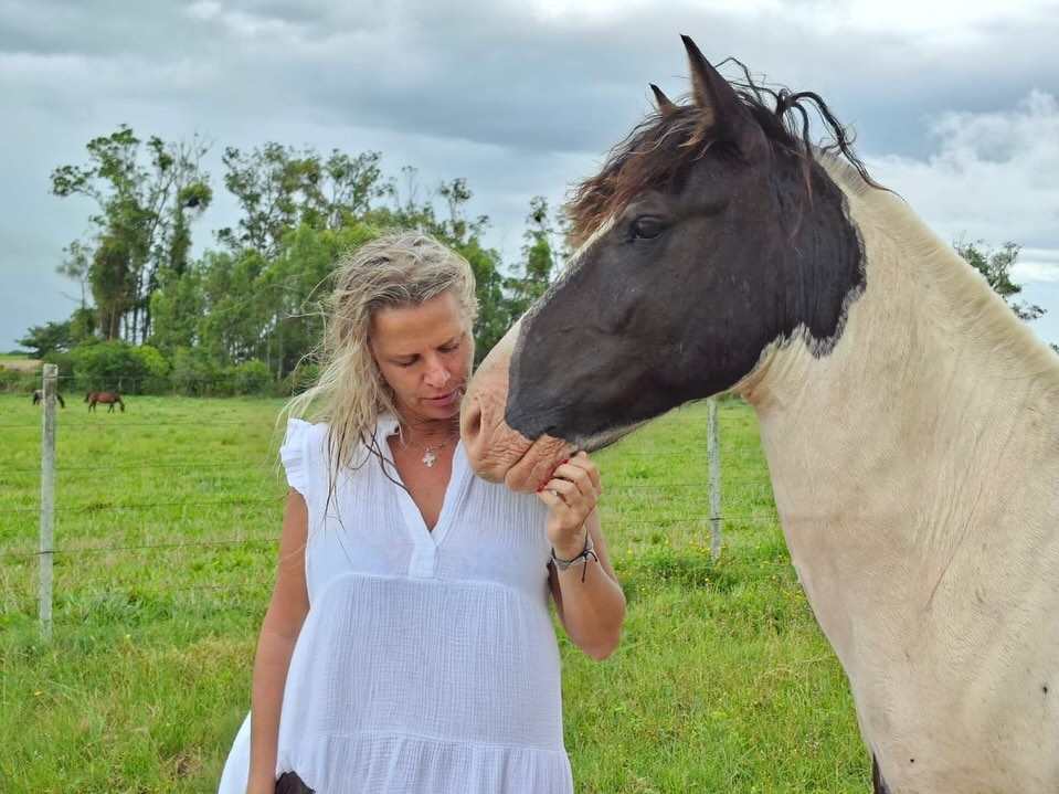A relação de Mariana Becker com os cavalos é profunda e terapêutica
