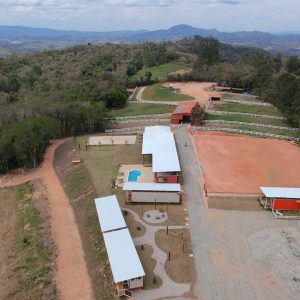 Propriedade de alto padrão em São Roque (SP) une estrutura equestre completa, lazer e hospedagem em meio à natureza