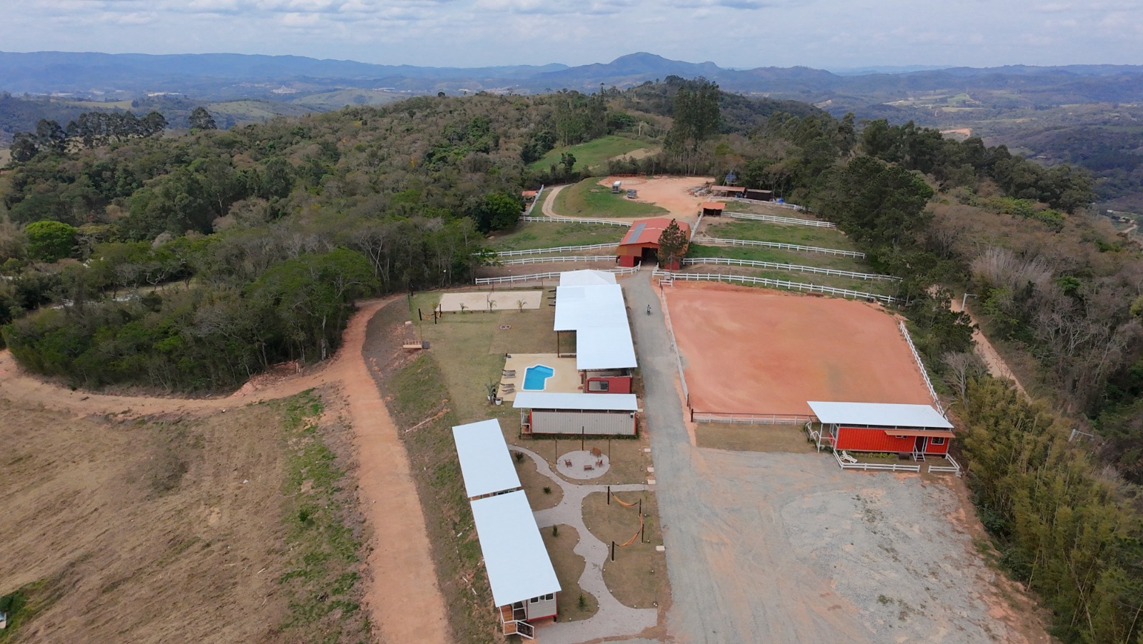 Propriedade de alto padrão em São Roque (SP) une estrutura equestre completa, lazer e hospedagem em meio à natureza