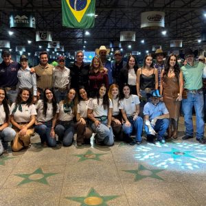 Anderson Carreira é eternizado na Calçada da Fama Vetnil após recorde mundial nos Três Tambores