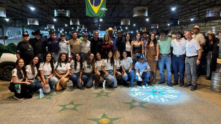 Anderson Carreira é eternizado na Calçada da Fama Vetnil após recorde mundial nos Três Tambores