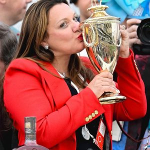 Cherie DeVaux faz história e se torna a primeira mulher a vencer o Kentucky Derby