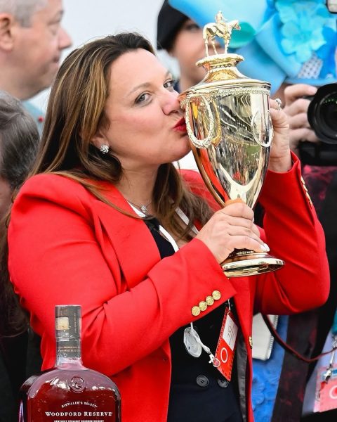 Cherie DeVaux faz história e se torna a primeira mulher a vencer o Kentucky Derby