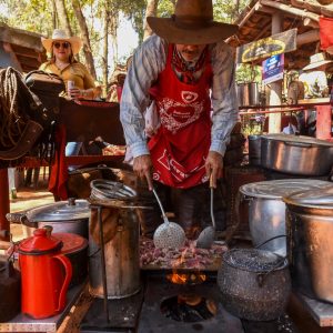 Queima do Alho preserva cultura das comitivas boiadeiras na Festa do Peão de Barretos