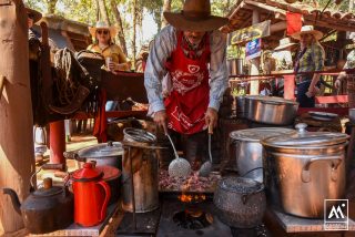 Queima do Alho preserva cultura das comitivas boiadeiras na Festa do Peão de Barretos