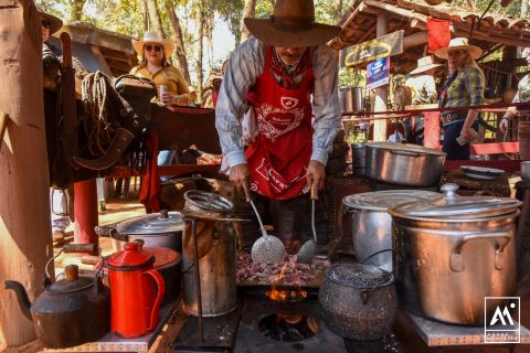 Queima do Alho preserva cultura das comitivas boiadeiras na Festa do Peão de Barretos