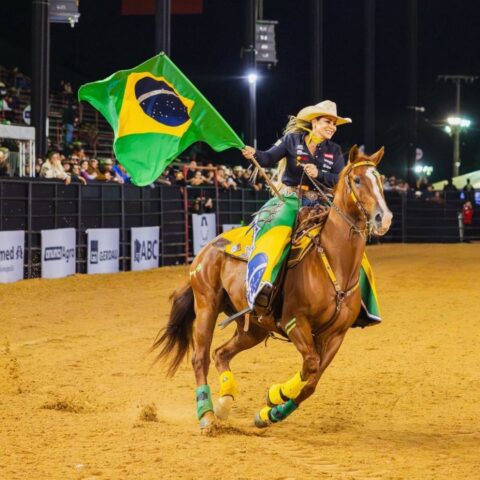 Após acidente, madrinheira Ana Cláudia recebe apoio da comunidade do rodeio